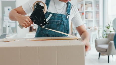 almacén de moda y cinta para sellar la caja de entrega