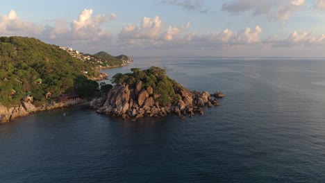 vista aérea de una isla tropical en tailandia