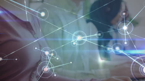 animación de la red de conexiones entre diversos colegas utilizando auriculares telefónicos en la oficina