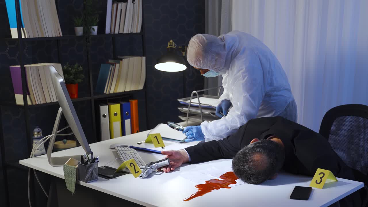 Perito forense examinando pruebas en la escena del crimen