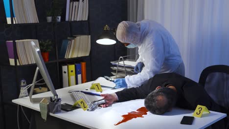 experto forense examinando pruebas en la escena del crimen.