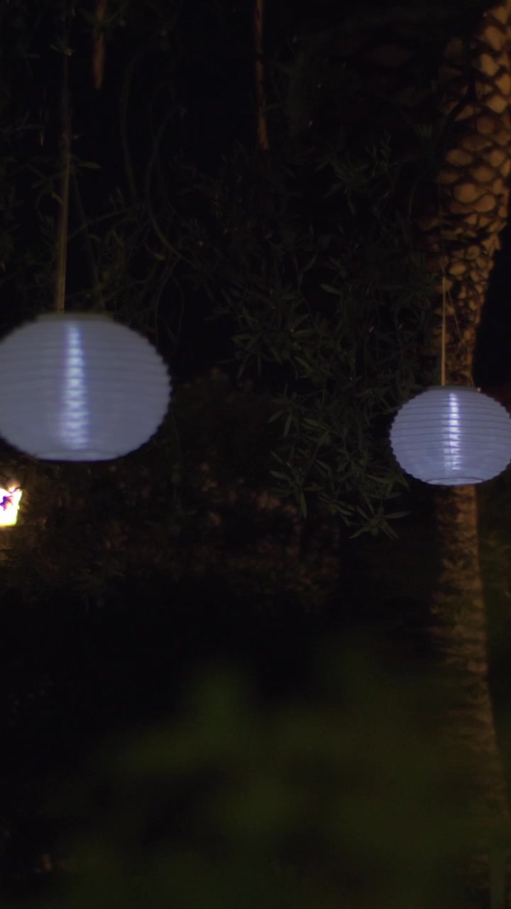 Cortile di casa con lanterne cinesi di notte
