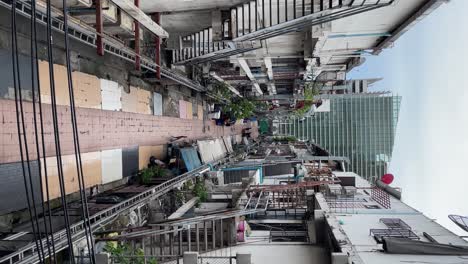 Vertikales-Video:-Lange-Gasse,-Bangkok-Stadt