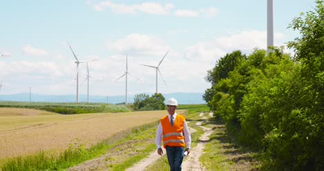 Ingenieur,-Der-Blaupausen-Liest