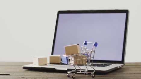 cajas en el carrito de compras y en el teclado del portátil