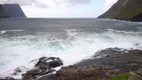 Las-Olas-Impactan-En-La-Costa-Volcánica-De-Vidareidi-A-Lo-Largo-Del-Océano-Atlántico-Norte.