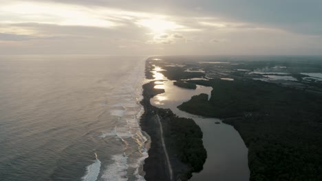 Vista-Aérea-De-Un-Mar-Escénico-En-El-Paredón,-Guatemala-Al-Atardecer---Disparo-De-Drones