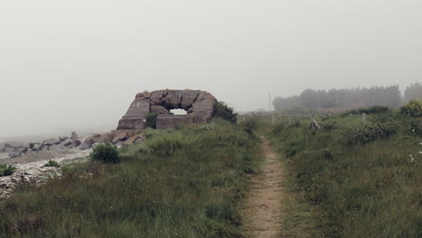 Verlassene-Bunkeranlage-Aus-Dem-Zweiten-Weltkrieg-In-Der-Normandie