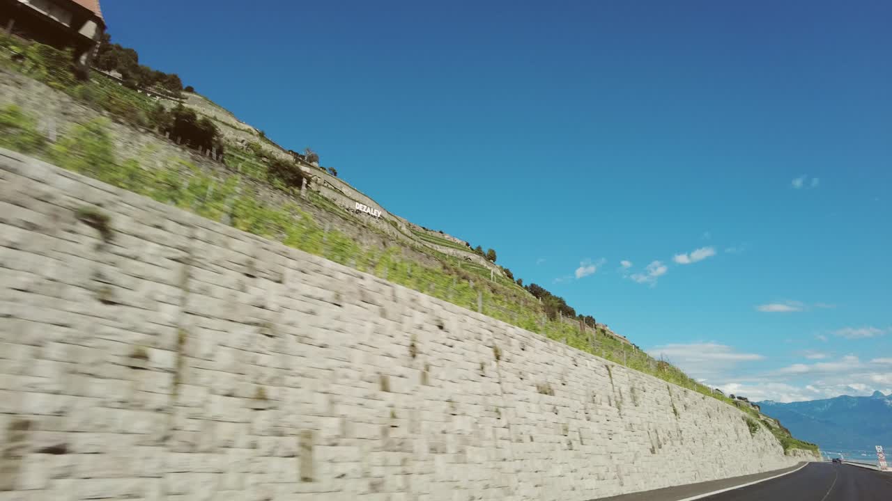 viaje por carretera a la orilla del lago de lausana a montreux con cielos despejados y pintorescos viñedos de lavaux