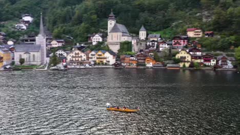 vista aérea del pueblo de montaña austriaco hallstatt y el lago hallstatter