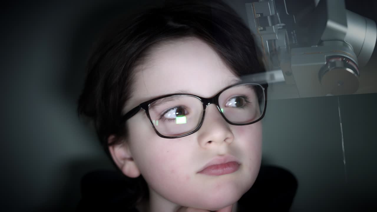 niño futurista de 4k mirando alrededor de un video de dron