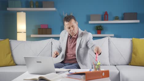 Hombre-Trabajador-De-Oficina-En-Casa-Divertido-Y-Entretenido.