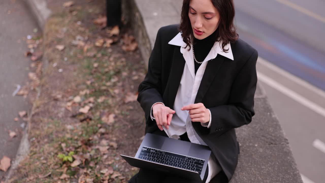 mujer trabajando en la computadora portátil al aire libre