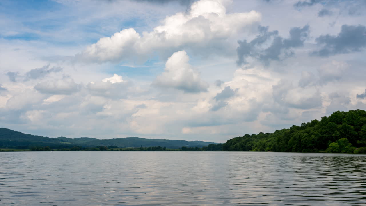 푹신한 구름이 가득한 하늘과 광야의 아름다운 호수의 시간 경과