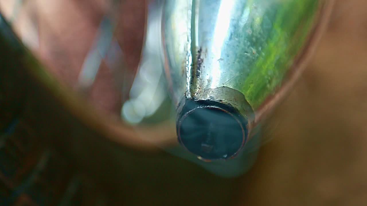 el humo blanco viene de la motocicleta de época, disparo de primer plano, el humo viene del escape de una motocicleta de modelo antiguo