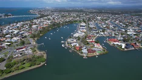 el suburbio de gold coast, paradise point en queensland, australia, fue filmado desde un avión no tripulado.