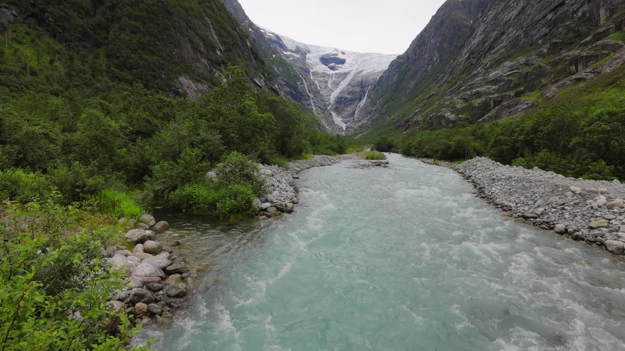 el glaciar kjenndalsbreen es una naturaleza hermosa, un paisaje natural de noruega.