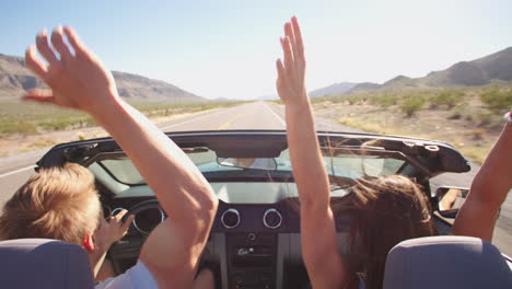 en un viaje por carretera conduciendo en un coche de pareja descapotable filmado en r3d