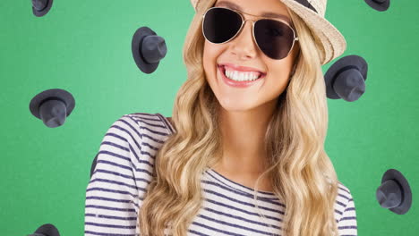 animación de una mujer caucásica sonriente con sombrero y gafas de sol sobre sombreros que caen sobre un fondo verde