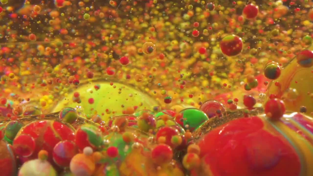 los colores de la pintura al óleo se fusionan, crean una mezcla fluida interrumpida por burbujas, que culmina en una composición artística que encapsula la esencia de la exploración creativa y la expresión.