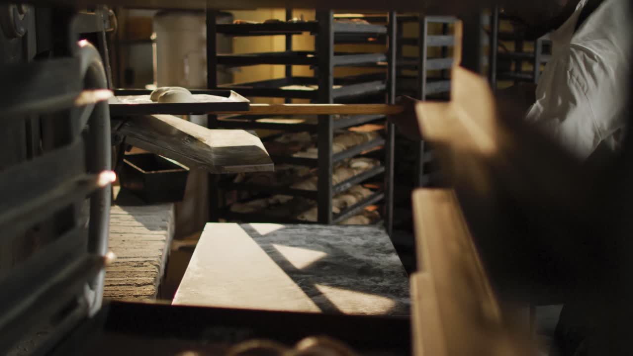 아프리카계 미국인 남성 베이커 가 오븐 에 롤 을 넣고 있는 애니메이션