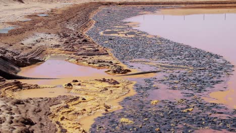 crudo y desechos cerca del sitio de petróleo mezclado con agua y arena