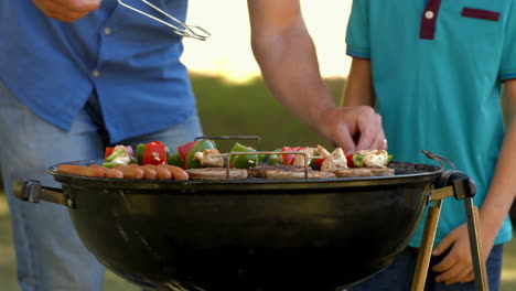 Glücklicher-Vater-Beim-Grillen-Mit-Seinem-Sohn