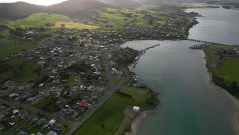 Establishing-shot-of-daily-life-in-Riverton,-New-Zealand,-aerial-view-over-city