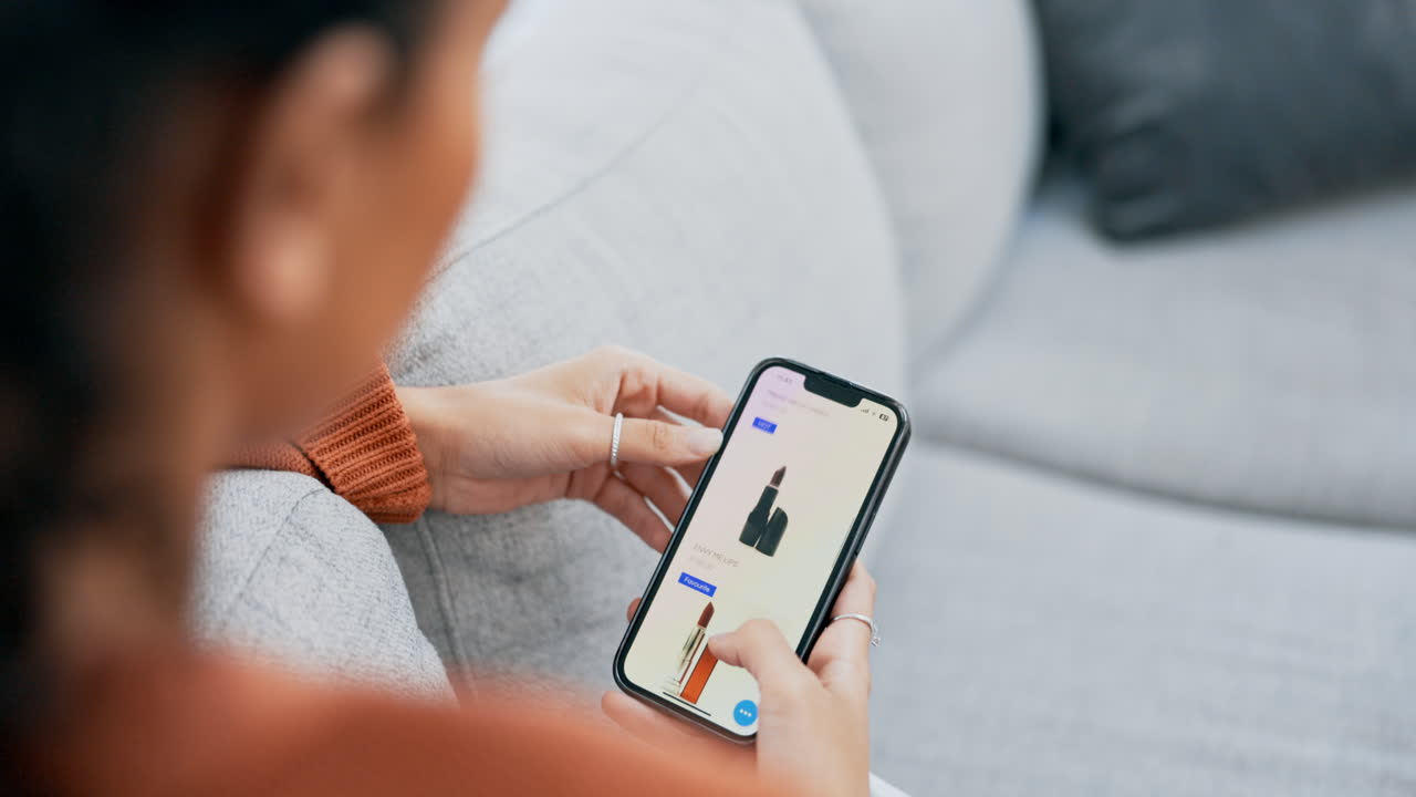 온라인 쇼핑을 위한 여성, 손 및 전화