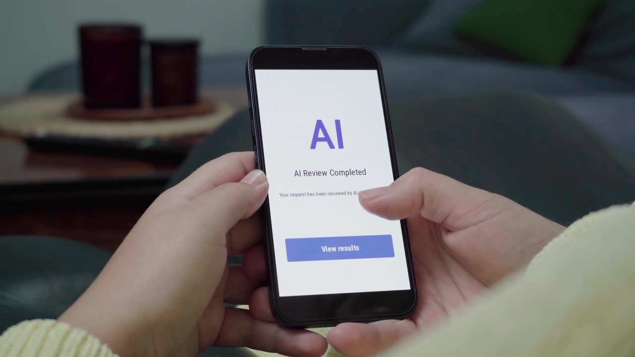 L'utente tiene uno smartphone che mostra un messaggio "Revisione AI Completata" con un'azione blu "Visualizza risultati" su un'interfaccia bianca e pulita.