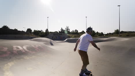 Älter-Und-Mutiger:-Älterer-Mann,-Der-In-Deutschland-Surf-Skateboarding-Betreibt