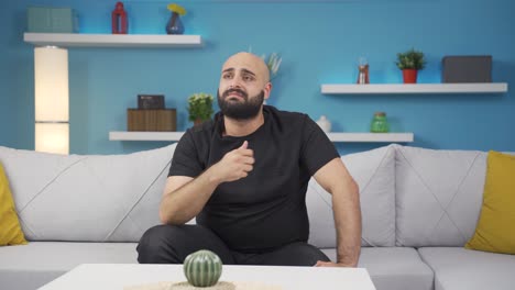 hombre triste con problemas de vida privada.