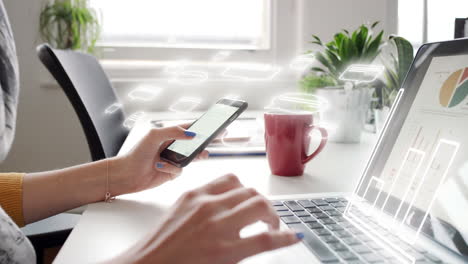 superposición, teléfono y mujer haciendo análisis de datos