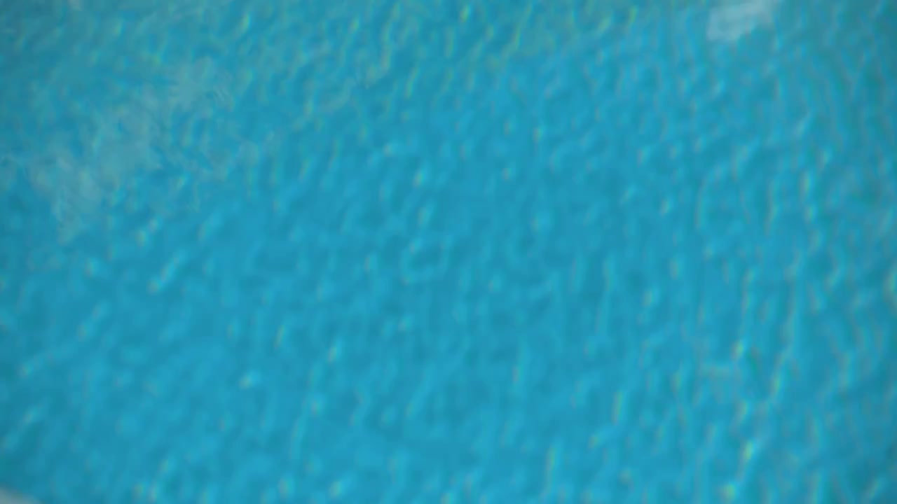 Air biru kehijauan di kolam renang