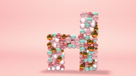 h letra hecha de cuentas, bolas de vidrio, perlas pastel, joyas de cristal y oro