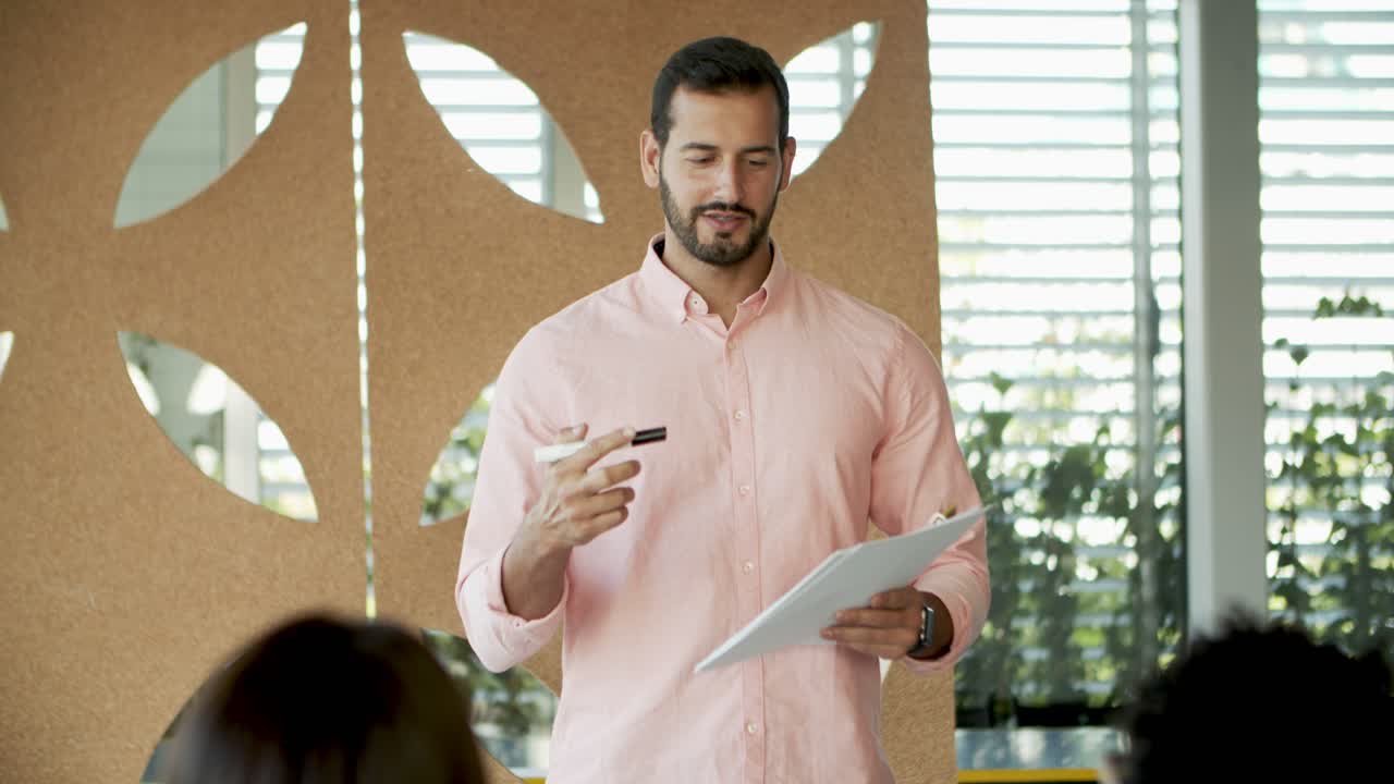 un joven guapo hablando con sus colegas.