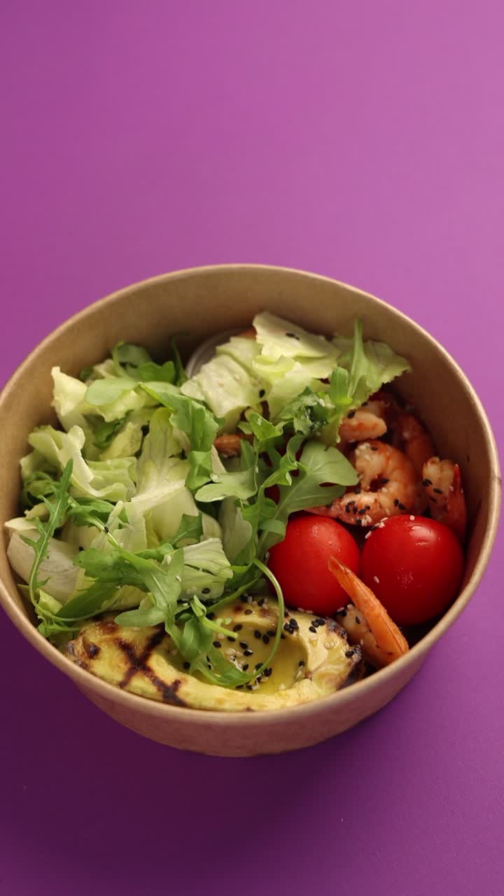 ensalada de aguacate de camarón en un tazón