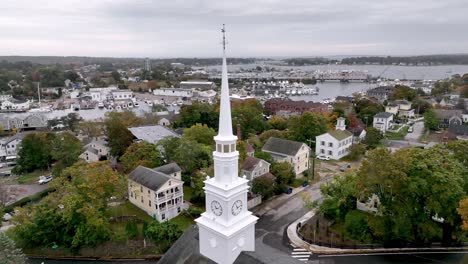 antena lenta ao redor do campanário da igreja em mystic connecticut