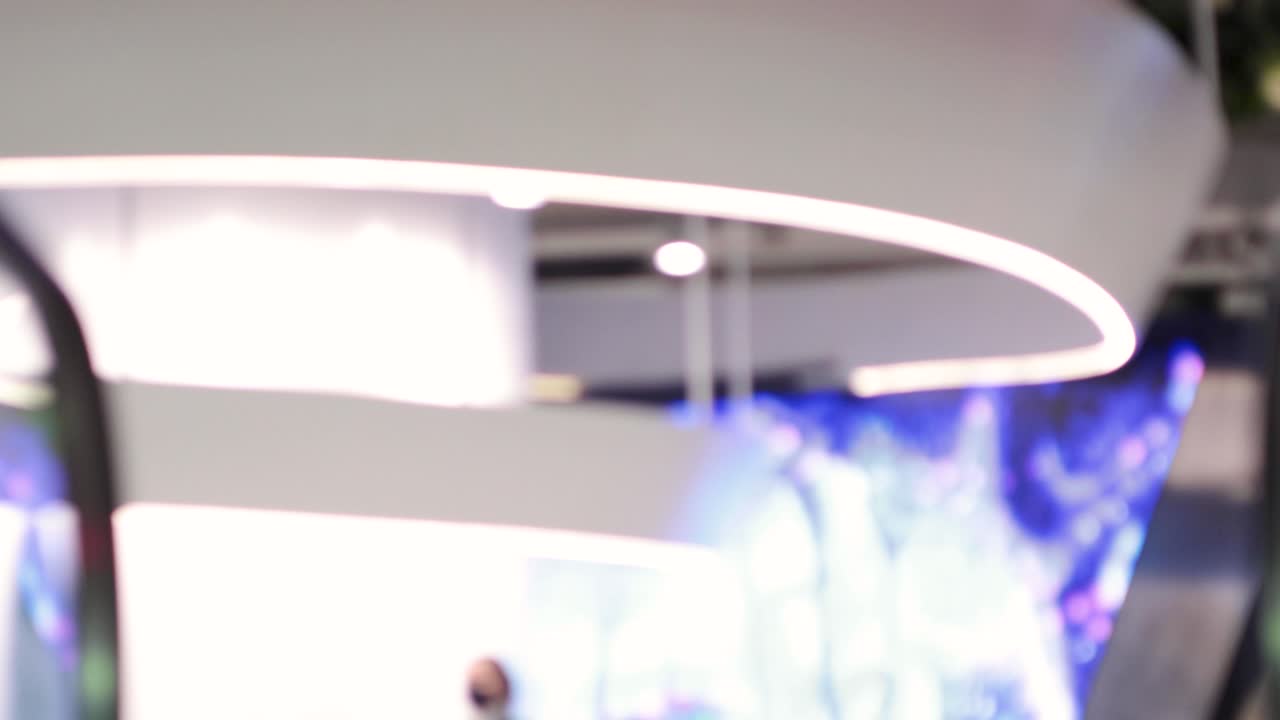 un individuo subiendo una escalera mecánica en un centro comercial