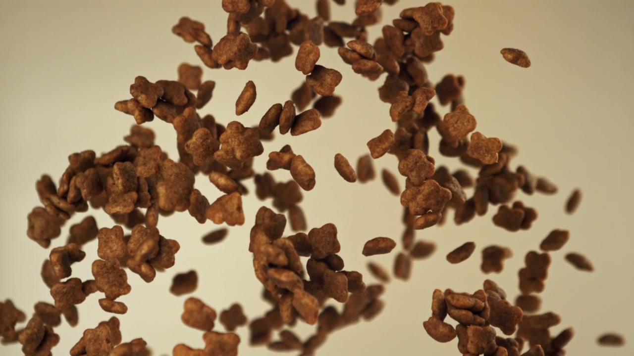 Pezzi di cereali al cioccolato a forma di stella che cadono al rallentatore