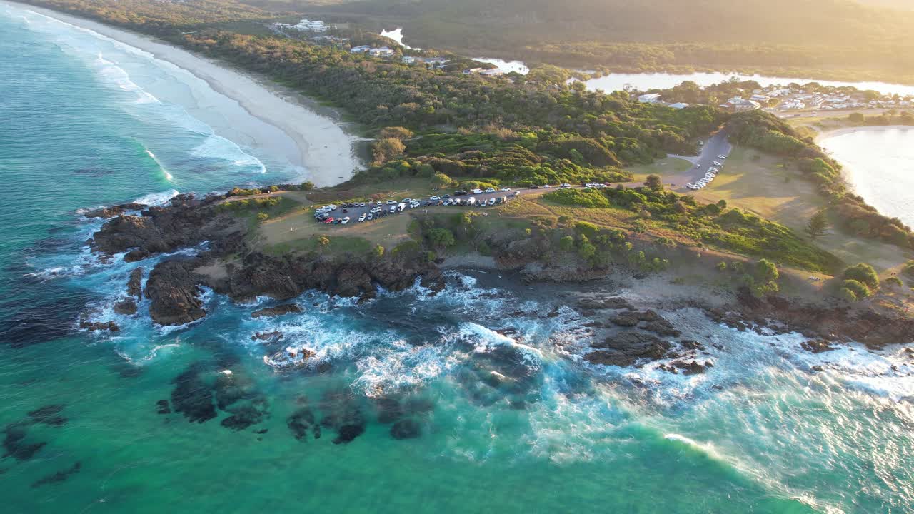 오스트레일리아 nsw 의 해가 뜨는 동안 헤스팅스 포인트 의 바위 가 있는 해안선 에서 파도 가 부 ⁇ 히고 있다