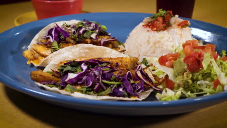 Tacos-De-Pescado-Marinado-Fresco-En-El-Restaurante-Mexicano,-Slider-Close-Up-Hd