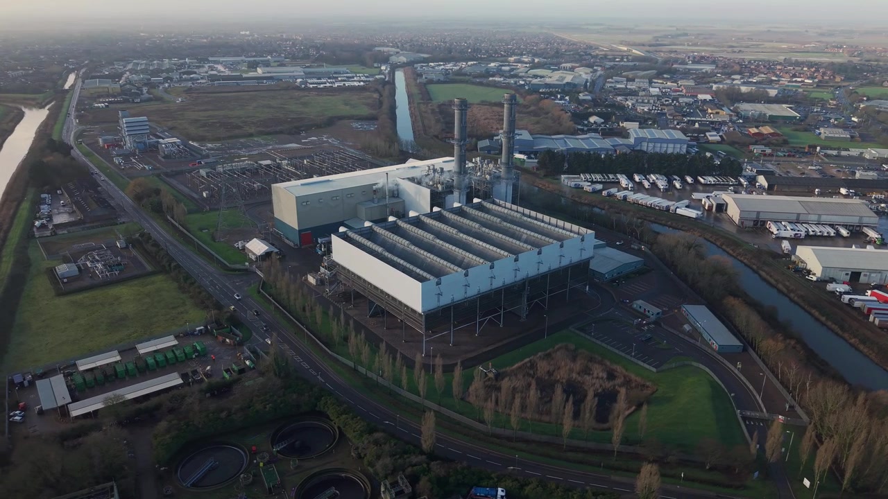 Vista aerea con drone della massiccia centrale elettrica a gas di Spalding per la produzione di energia nel Lincolnshire, Regno Unito