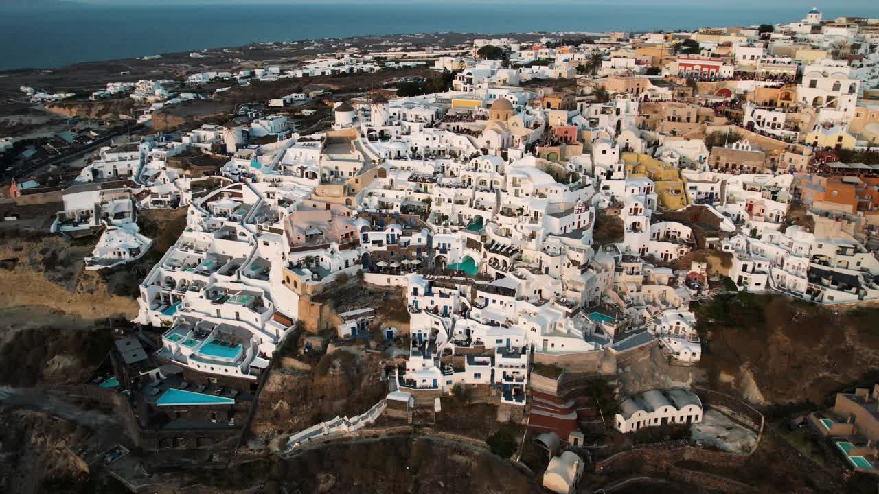 vista aérea del resort en la isla de santorini, pueblo de oia, grecia