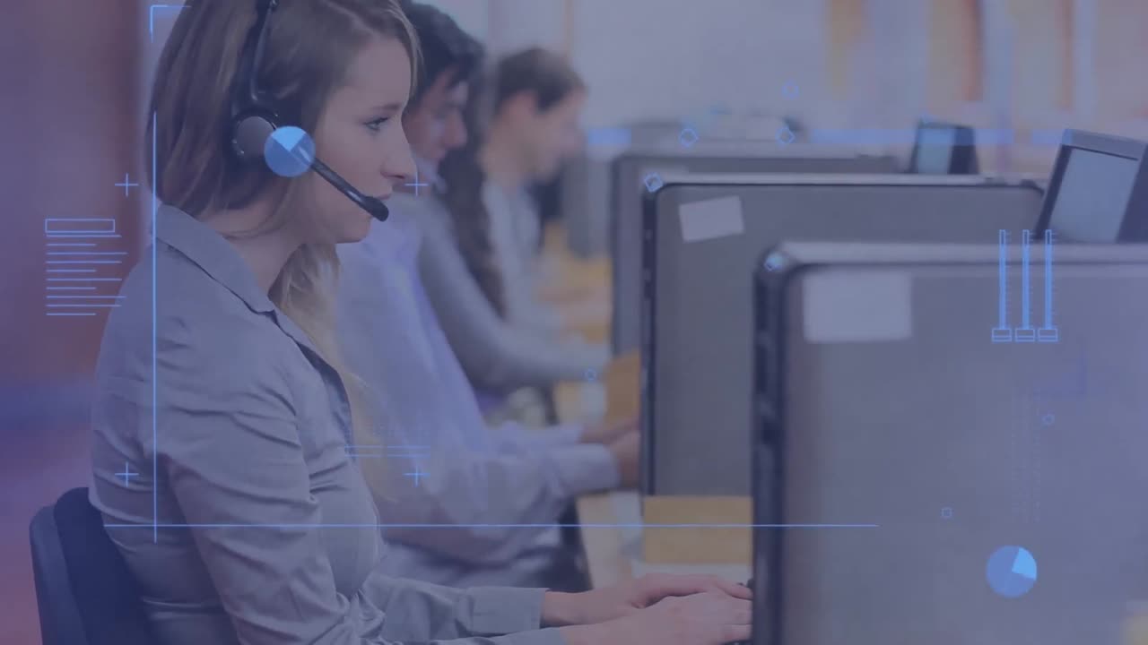 animación de procesamiento de datos sobre mujer caucásica usando auriculares de teléfono usando computadora en la oficina.