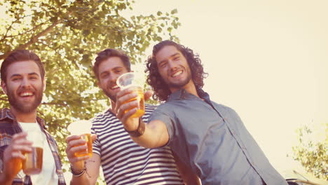 en formato de alta calidad amigos hipsters tomando una cerveza juntos