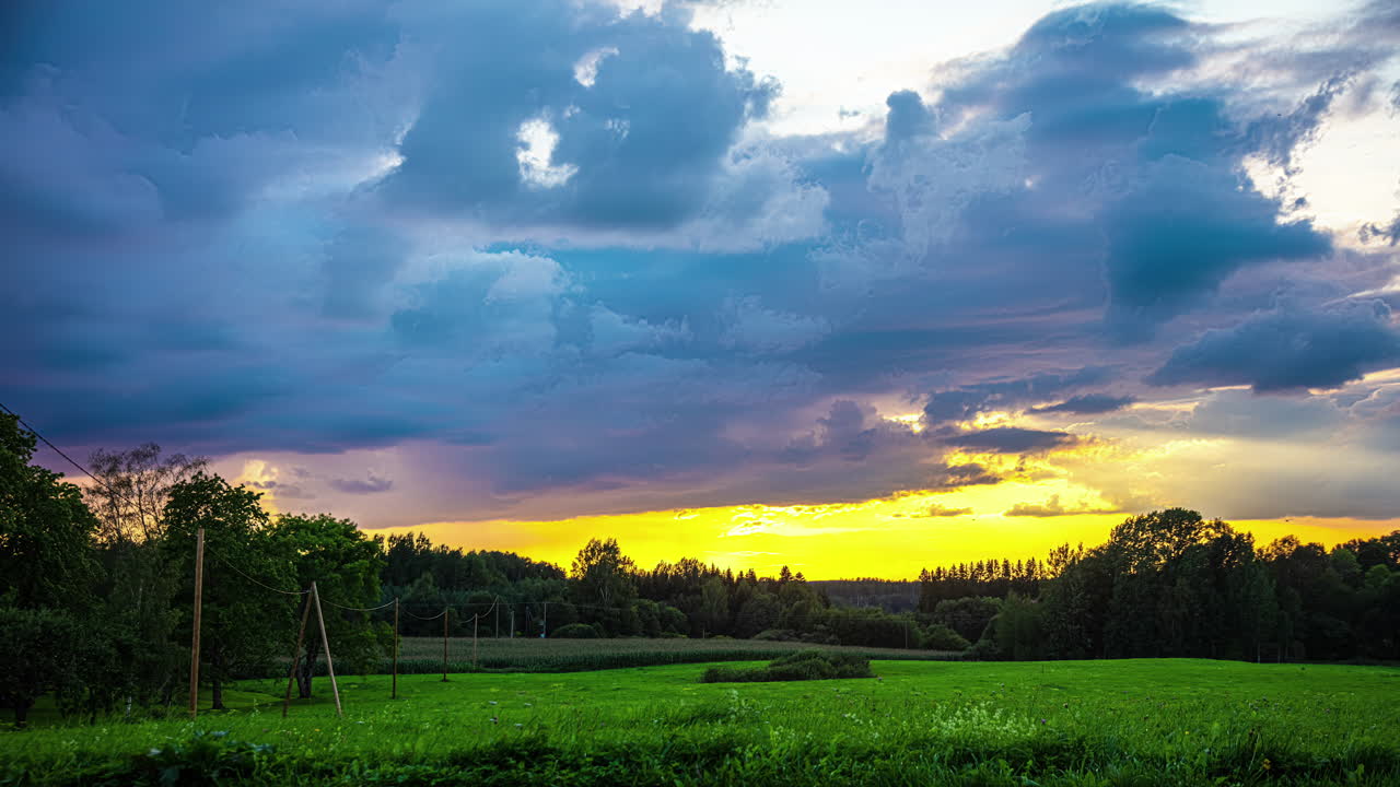 시골 풍경 에서 드라마틱 한 황금빛 일몰 - 다채로운 타임  ⁇ 스