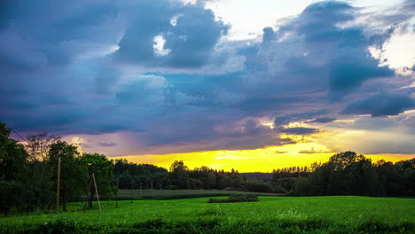 dramática puesta de sol dorada en un paisaje rural - lapso de tiempo colorido