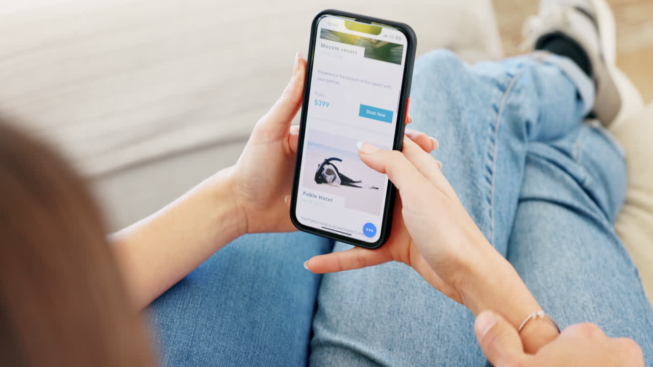 커플, 손 또는 소파에 여행 웹 사이트에 전화