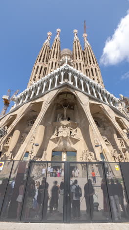 el colapso de la catedral de la sagrada familia en barcelona en vertical